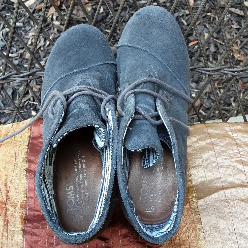 Toms Gray Lace Up Wedge Heel Bootie Size 6.